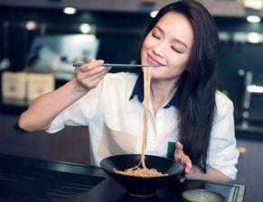 娱乐吃瓜酱当代年轻人,解码当代年轻人的“瓜界”生活