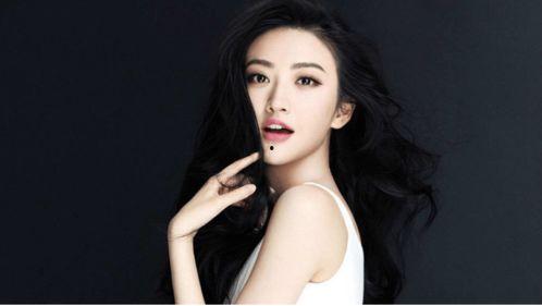 娱乐圈吃瓜背景图女主,揭秘“吃瓜女神”背后的故事